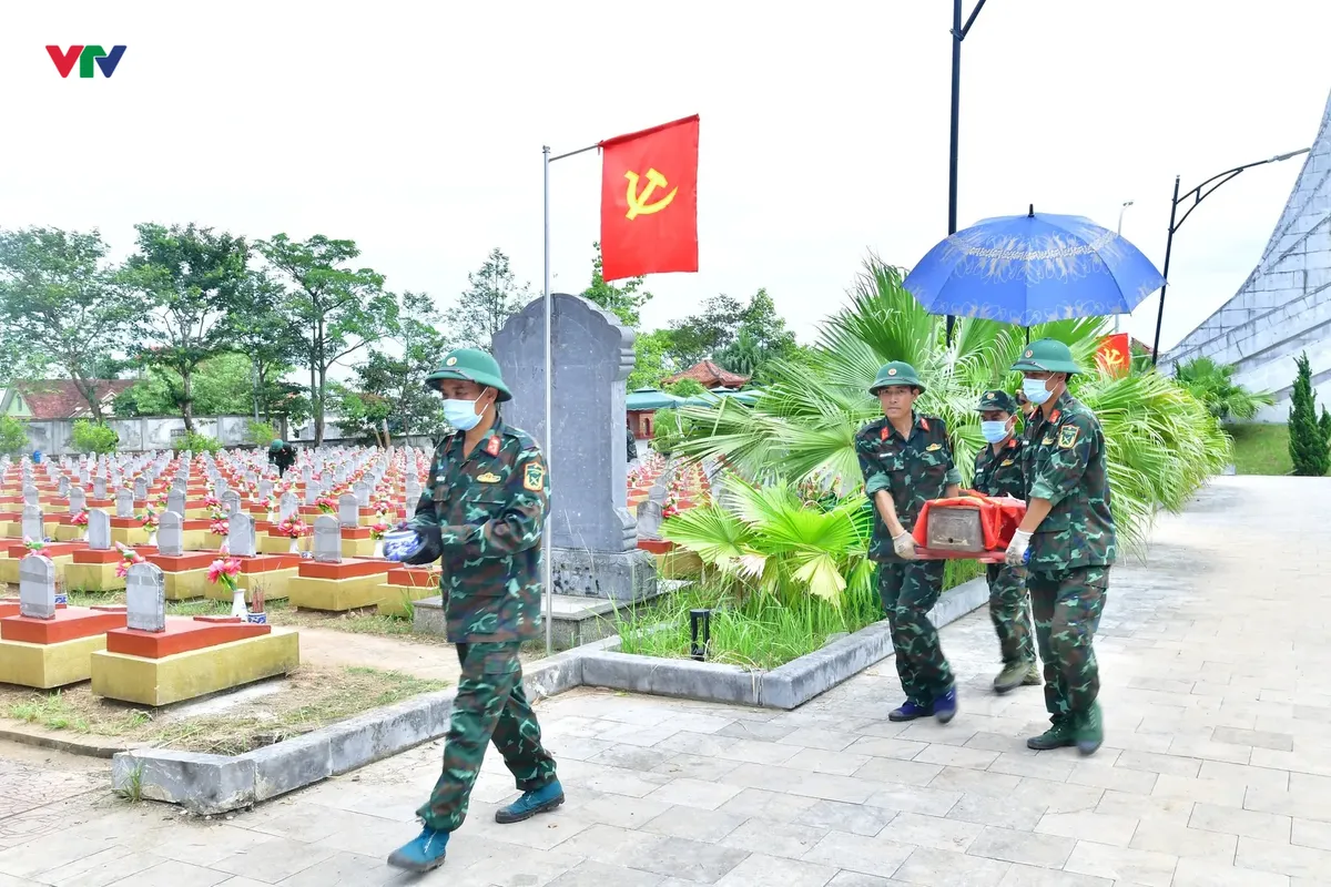 Nghệ An: “Vượt nắng thắng mưa”, đẩy mạnh thực hiện nhiệm vụ lấy mẫu hài cốt liệt sĩ - Ảnh 1.
