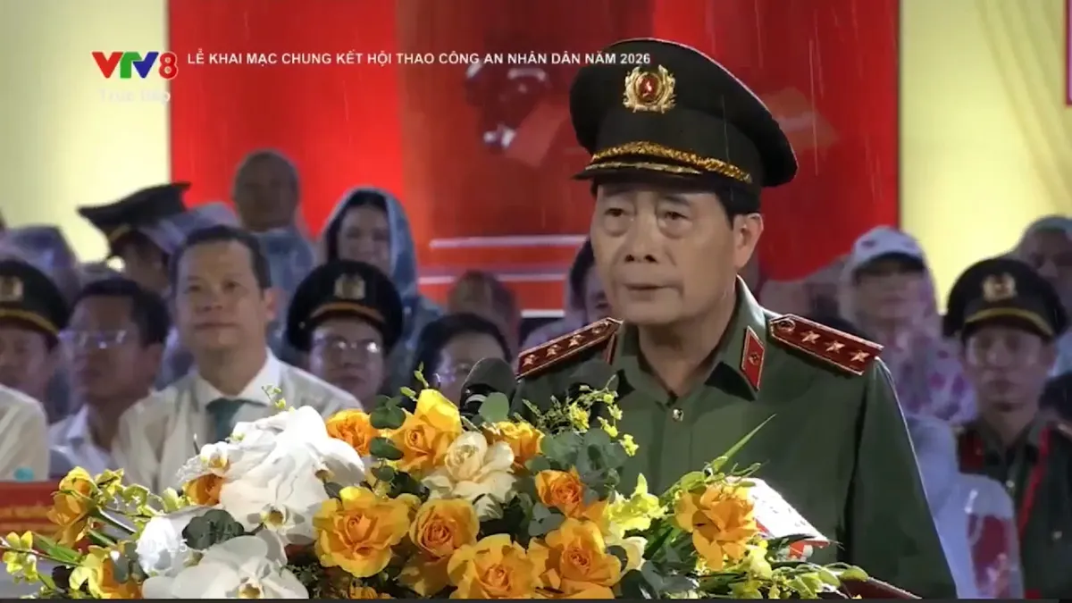 Hàng ngàn người đội mưa xem Công an nhân dân phô diễn võ thuật, khí công nghẹt thở tại Đà Nẵng- Ảnh 1. Hàng ngàn người đội mưa xem Công an nhân dân phô diễn võ thuật, khí công nghẹt thở tại Đà Nẵng- Ảnh 1.