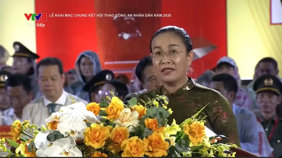 Hàng ngàn người đội mưa xem Công an nhân dân phô diễn võ thuật, khí công nghẹt thở tại Đà Nẵng- Ảnh 2. Hàng ngàn người đội mưa xem Công an nhân dân phô diễn võ thuật, khí công nghẹt thở tại Đà Nẵng- Ảnh 2.