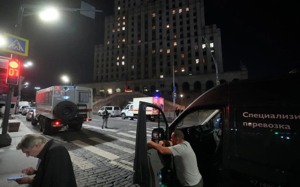 Cảnh sát canh gác gần hiện trường vụ nổ tại một nhà hàng ở trung tâm Moscow ngày 1/8/2026 (Ảnh: AP)
