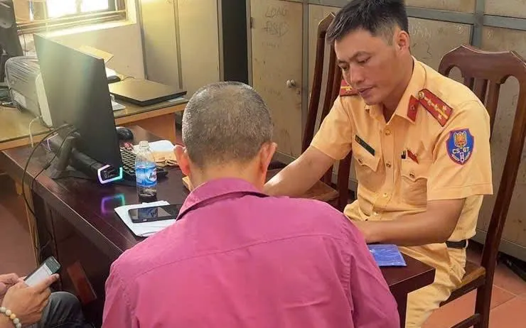 CSGT làm việc, xử lý tài xế xe buýt vi phạm.
