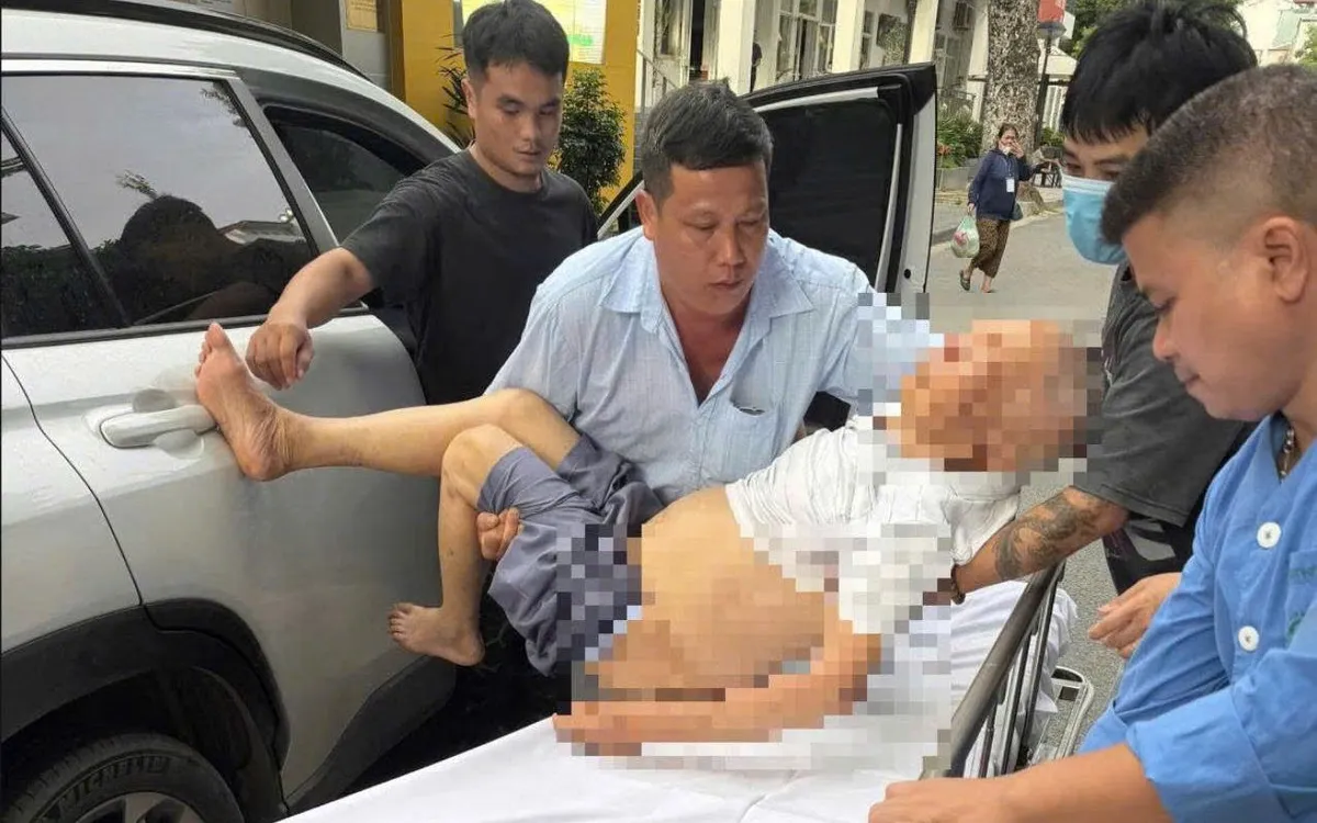 Cụ ông được các bác sĩ kịp thời cấp cứu.