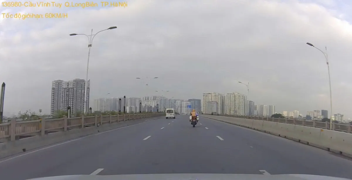 CSGT H&agrave; Nội d&ugrave;ng xe chuy&ecirc;n dụng mở đường, kịp thời đưa cụ &ocirc;ng bị tai biến đến Bệnh viện cấp cứu - Ảnh 1.