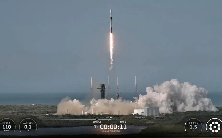 Hình ảnh từ video do SpaceX cung cấp cho thấy tên lửa Falcon 9 mang theo phương tiện robot thực hiện nhiệm vụ MRV, phóng từ Cape Canaveral, Florida, Mỹ vào ngày 21/7/2026. (Ảnh: AP)