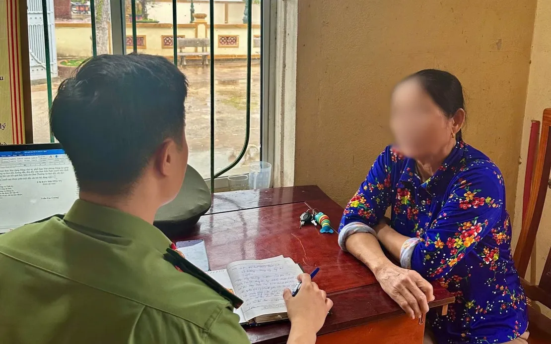 Cán bộ Công an xã Đức Đồng tuyên truyền, giải thích cho bà N.T.S. về phương thức, thủ đoạn lừa đảo qua điện thoại. Ảnh: Cổng Thông tin điện tử Bộ Công an