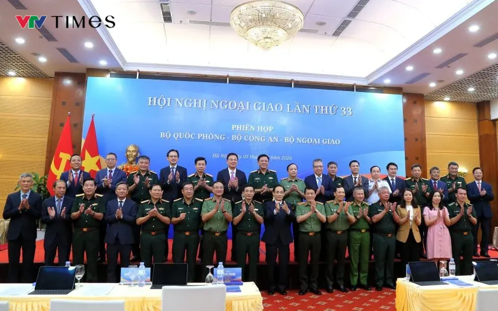Phó Thủ tướng Chính phủ, Bộ trưởng Bộ Quốc phòng, Đại tướng Phan Văn Giang, Bộ trưởng Bộ Công an, Đại tướng Lương Tam Quang và Bộ trưởng Bộ Ngoại giao Lê Hoài Trung và các đại biểu tham dự phiên họp giữa ba Bộ. Ảnh: Tạ Hiển