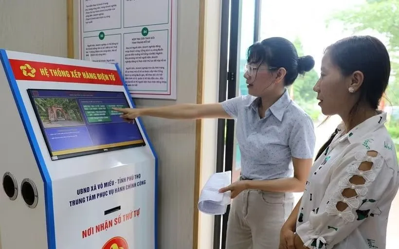 Người dân Phú Thọ lấy số tự động, góp phần chuyển đổi số tại địa phương. Ảnh: TTXVN 