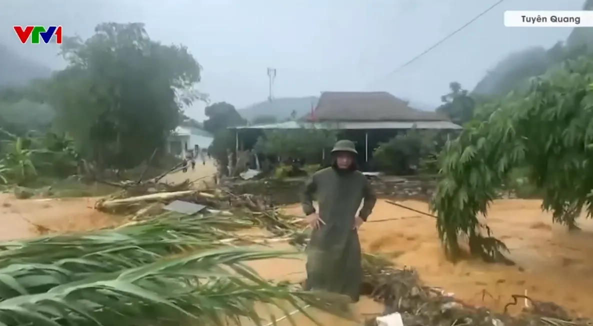 Mưa lớn gây sạt lở, ngập úng nhiều nơi ở Tuyên Quang, Lào Cai, chia cắt các khu dân cư - Ảnh 2.