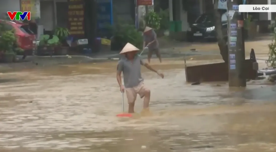 Mưa lớn gây sạt lở, ngập úng nhiều nơi ở Tuyên Quang, Lào Cai, chia cắt các khu dân cư - Ảnh 1.