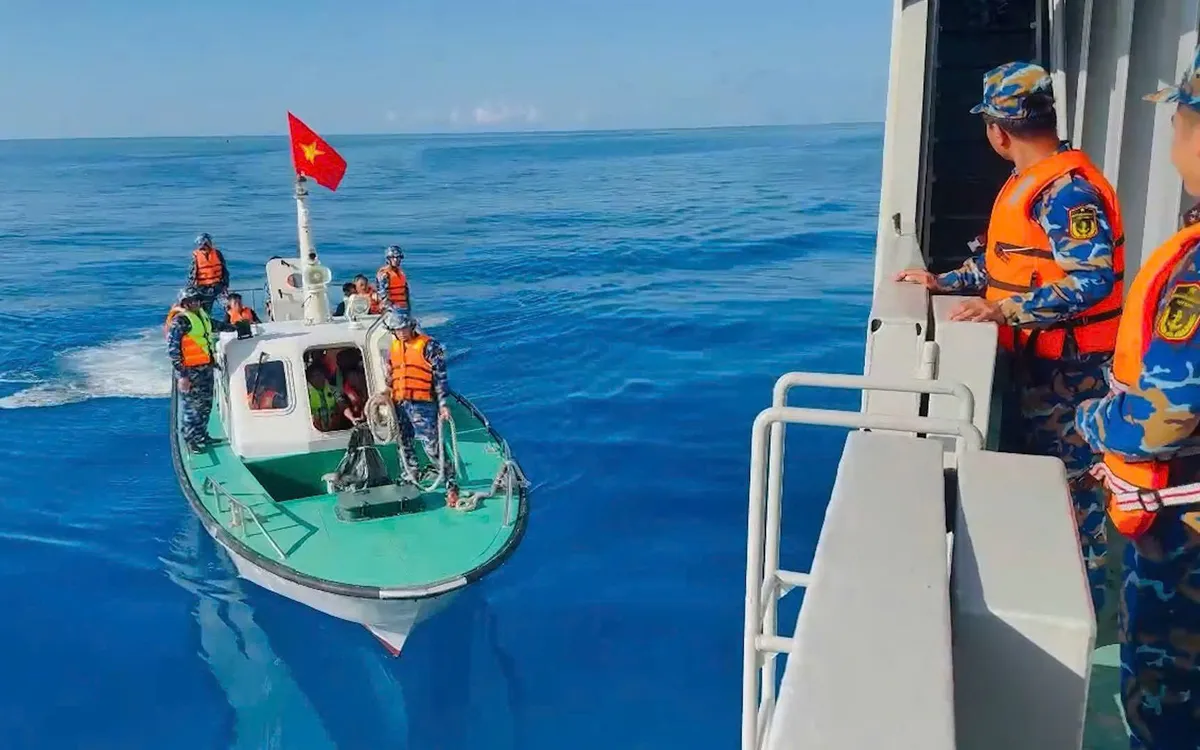 Xuồng đảo Đá Tây cơ động đưa ngư dân gặp nạn ra bàn giao cho Tàu 905 để đưa về đất liền. (ảnh: Vùng 4 Hải quân)