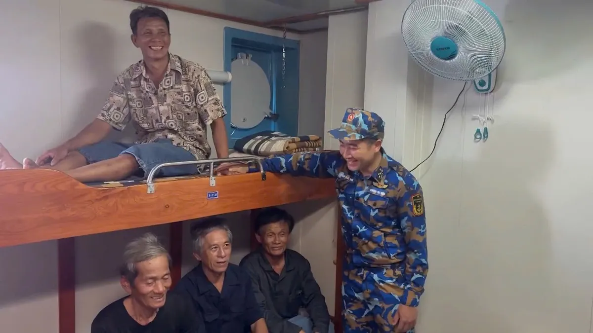 Vùng 4 Hải quân đưa 33 ngư dân gặp nạn trên biển vào bờ an toàn - Ảnh 2.