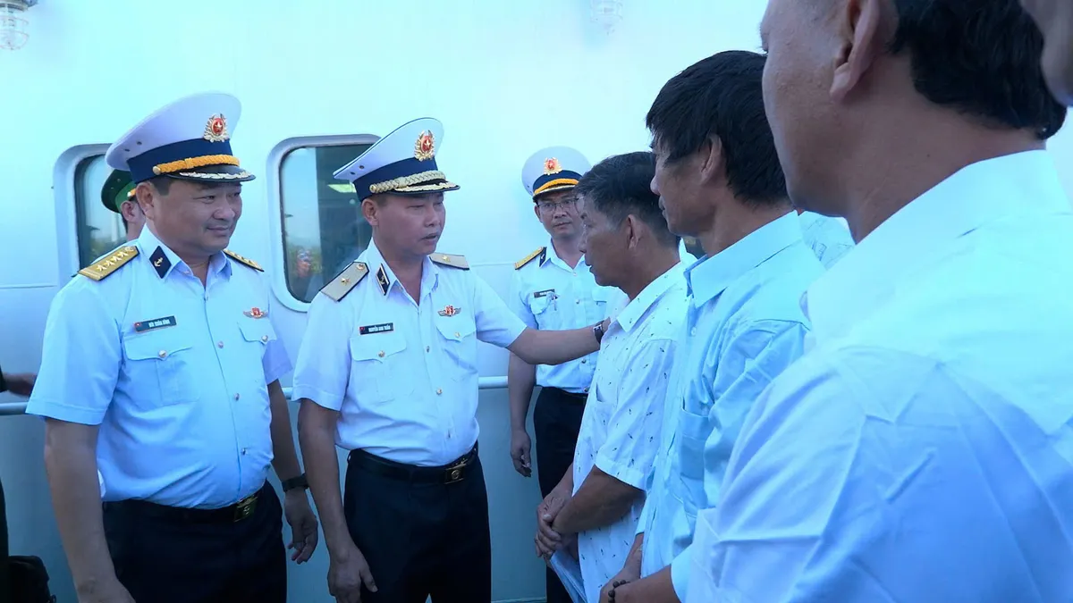 Vùng 4 Hải quân đưa 33 ngư dân gặp nạn trên biển vào bờ an toàn - Ảnh 3.