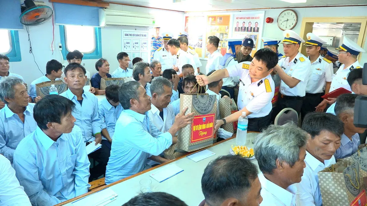 Vùng 4 Hải quân đưa 33 ngư dân gặp nạn trên biển vào bờ an toàn - Ảnh 4.