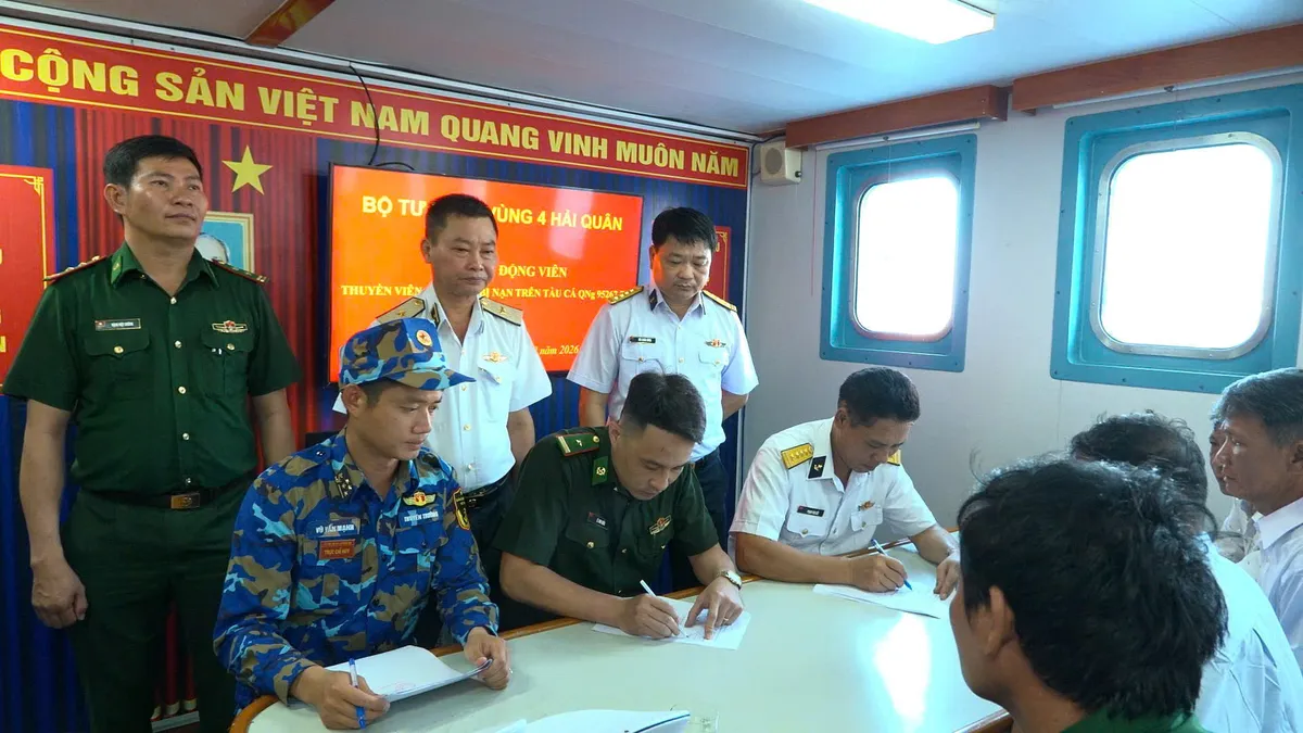 Vùng 4 Hải quân đưa 33 ngư dân gặp nạn trên biển vào bờ an toàn - Ảnh 5.