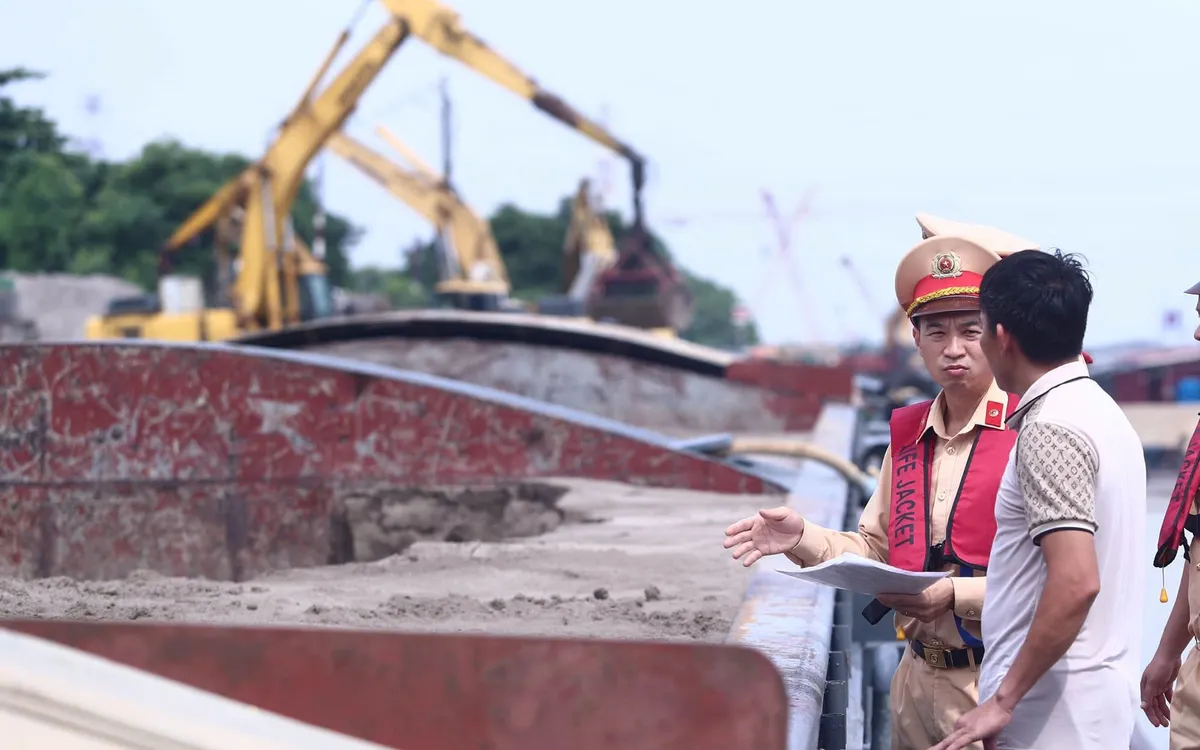 Cảnh sát đường thuỷ kiểm tra phương tiện đang neo đậu, bốc dỡ hàng hóa tại bến.