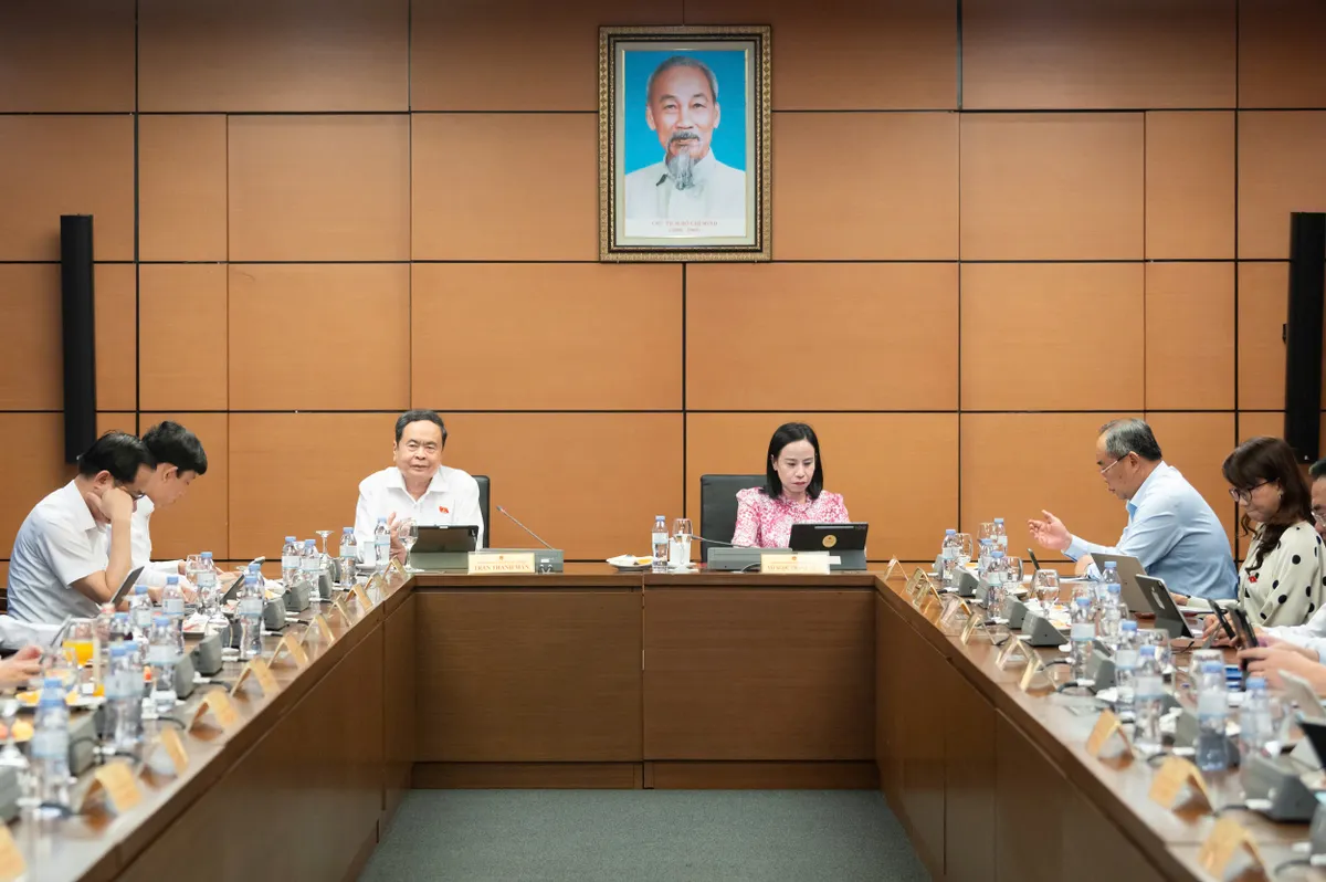 Chủ tịch Quốc hội: Chuyển từ phổ biến ph&aacute;p luật d&agrave;n trải sang c&oacute; trọng t&acirc;m, s&aacute;t với nhu cầu người d&acirc;n- Ảnh 2.