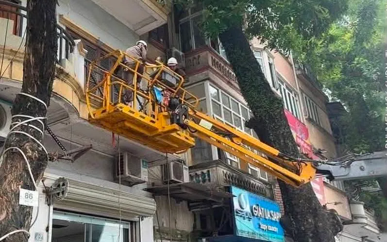Công an phối hợp sử dụng xe thang đưa cụ bà 70 tuổi mắc kẹt tại ban công tầng 2 phố Yên Phụ xuống đất an toàn.