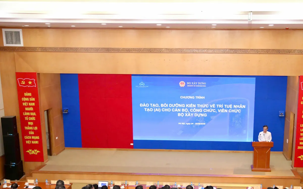 Toàn cảnh khai mạc Chương trình đào tạo, bồi dưỡng kiến thức về Trí tuệ nhân tạo (AI) dành cho cán bộ, công chức, viên chức Bộ Xây dựng. Ảnh: CMC
