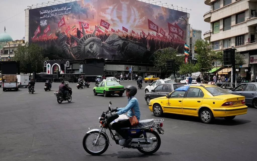 Biển quảng cáo tại Quảng trường Cách mạng ở Tehran, Iran, ngày 3/8/2026. (Ảnh: AP/Vahid Salemi)