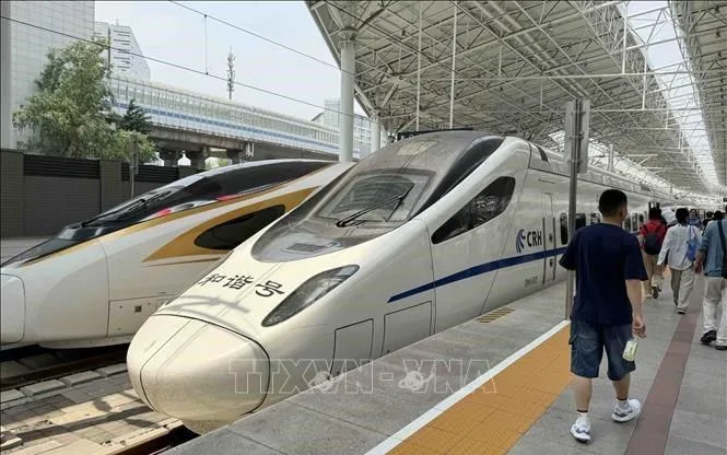 Tàu cao tốc tại nhà ga ở thành phố Bắc Kinh. Ảnh: Công Tuyên/TTXVN