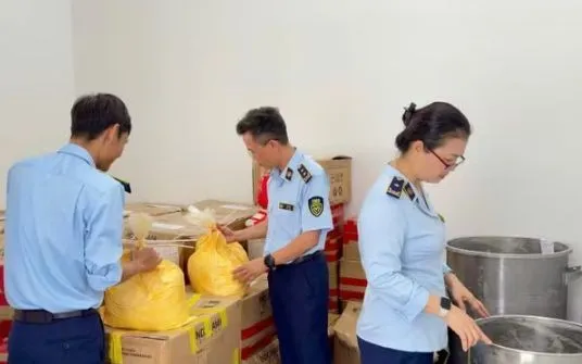 Hàng chục thùng mỹ phẩm, nguyên liệu và máy móc sản xuất bị lực lượng chức năng niêm phong, lập biên bản để phục vụ công tác điều tra, xử lý. (Ảnh: Quang Thái/TTXVN)