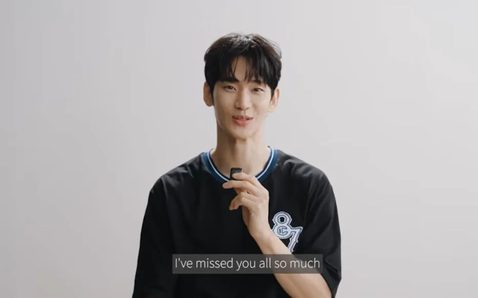 Kim Soo Hyun trông khá gầy gò so với lần xuất hiện gần nhất tại cuộc họp báo vào năm 2025. (Ảnh chụp màn hình)
