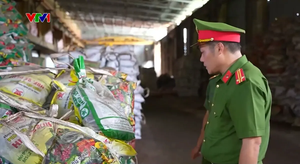 Lỗ hổng kiểm soát chất lượng phân bón sau hàng loạt vụ buôn bán phân bón giả bị phát hiện - Ảnh 2.