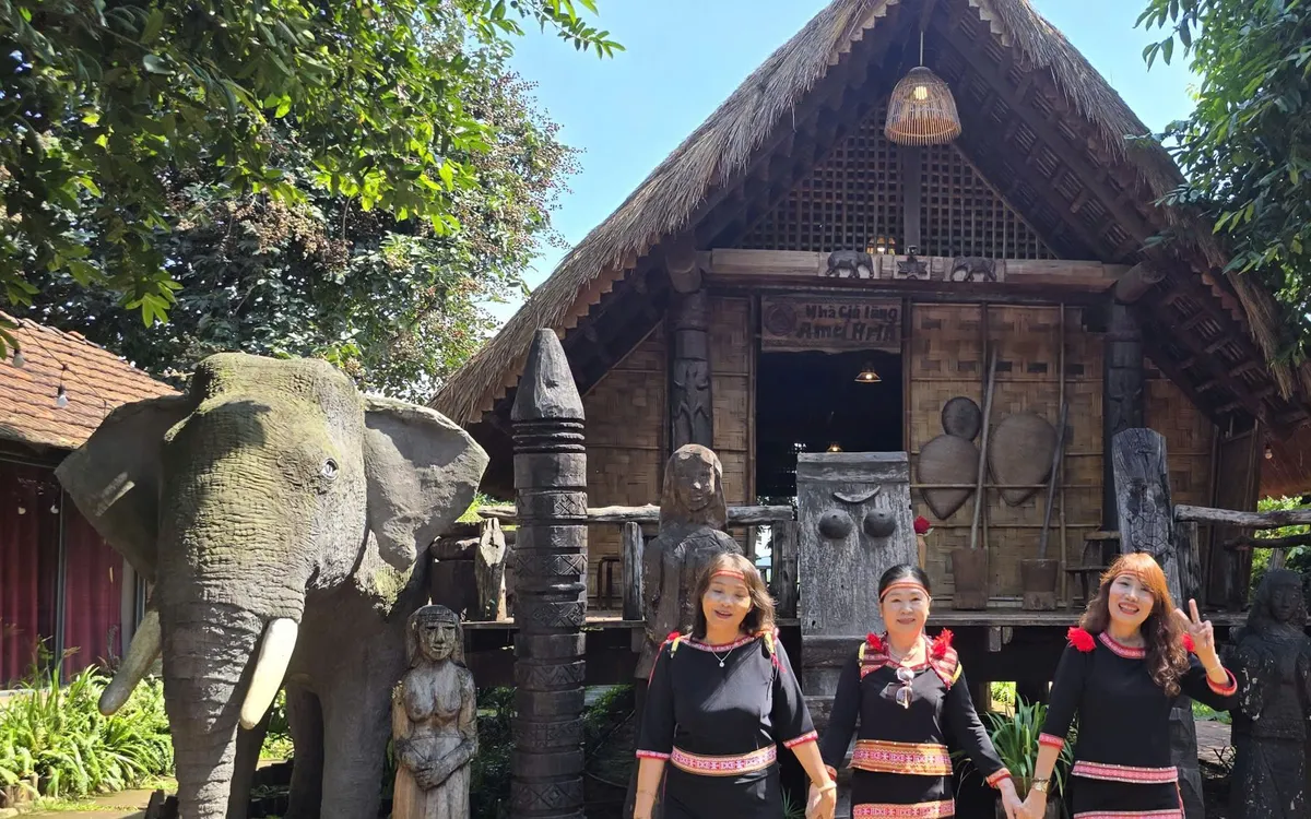 Du khách tìm hiểu văn hóa của người đồng bào Ê Đê tại buôn Du lịch Cộng đồng Akŏ Dhông Đắk Lắk. Ảnh: Bảo Hưng