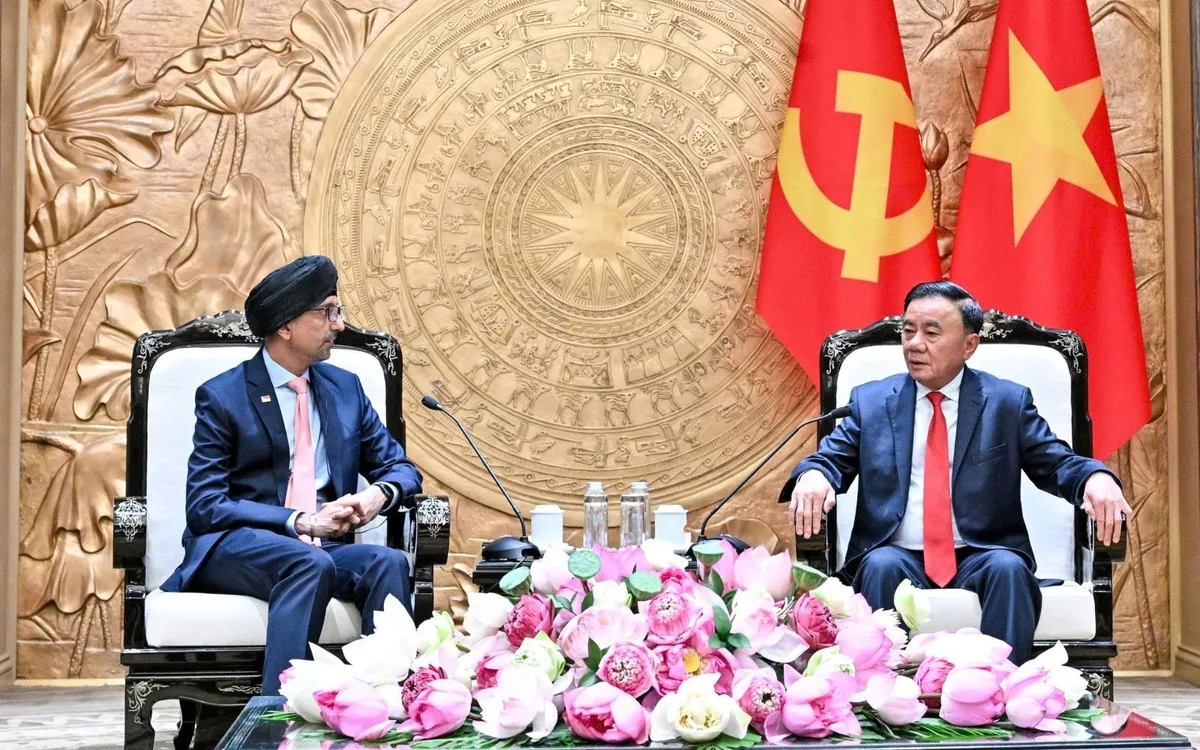 Đồng chí Thường trực Ban Bí thư Trần Cẩm Tú và Đại sứ Singapore tại Việt Nam Rajpal Singh. Ảnh: Cổng TTĐT Đảng Cộng sản Việt Nam