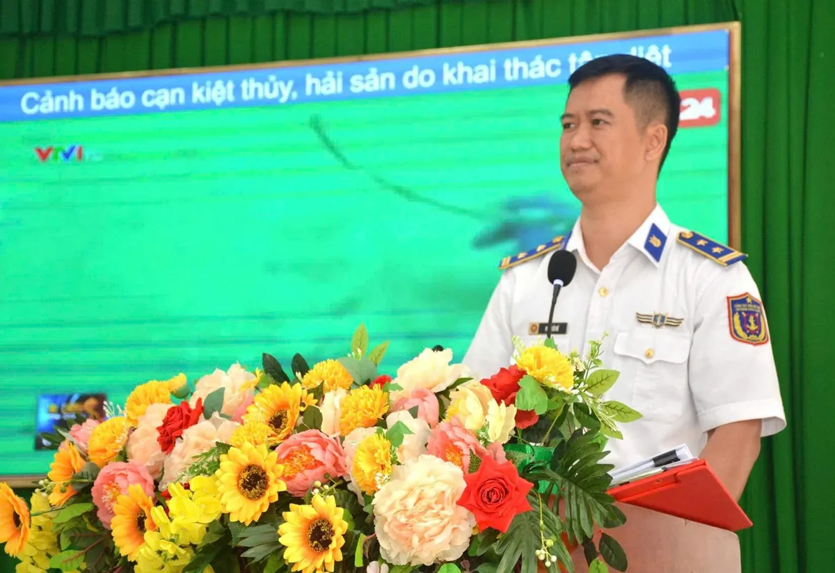 Cảnh sát biển đồng hành cùng ngư dân chống khai thác IUU - Ảnh 1.