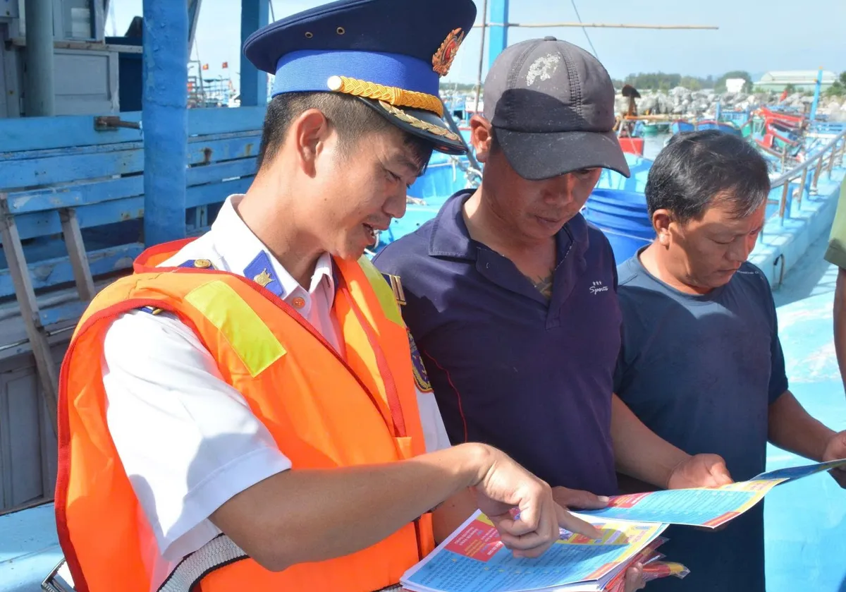 Cảnh sát biển đồng hành cùng ngư dân chống khai thác IUU - Ảnh 3.
