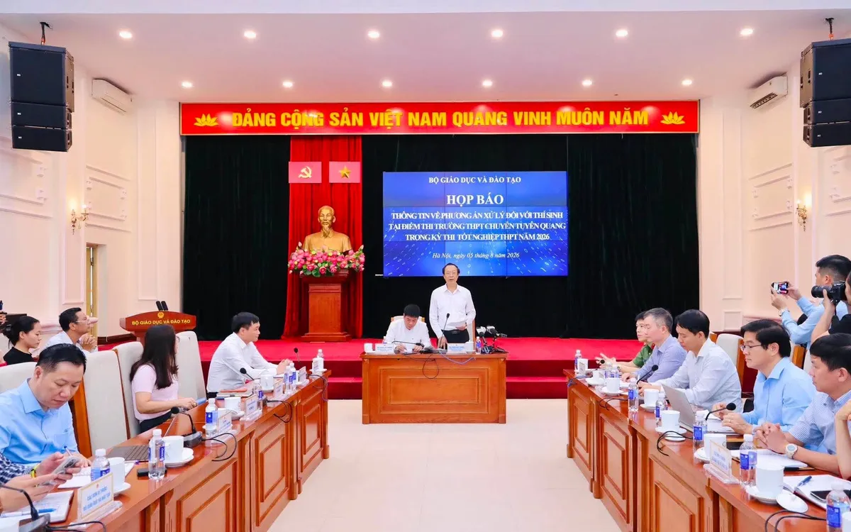 Toàn cảnh họp báo.