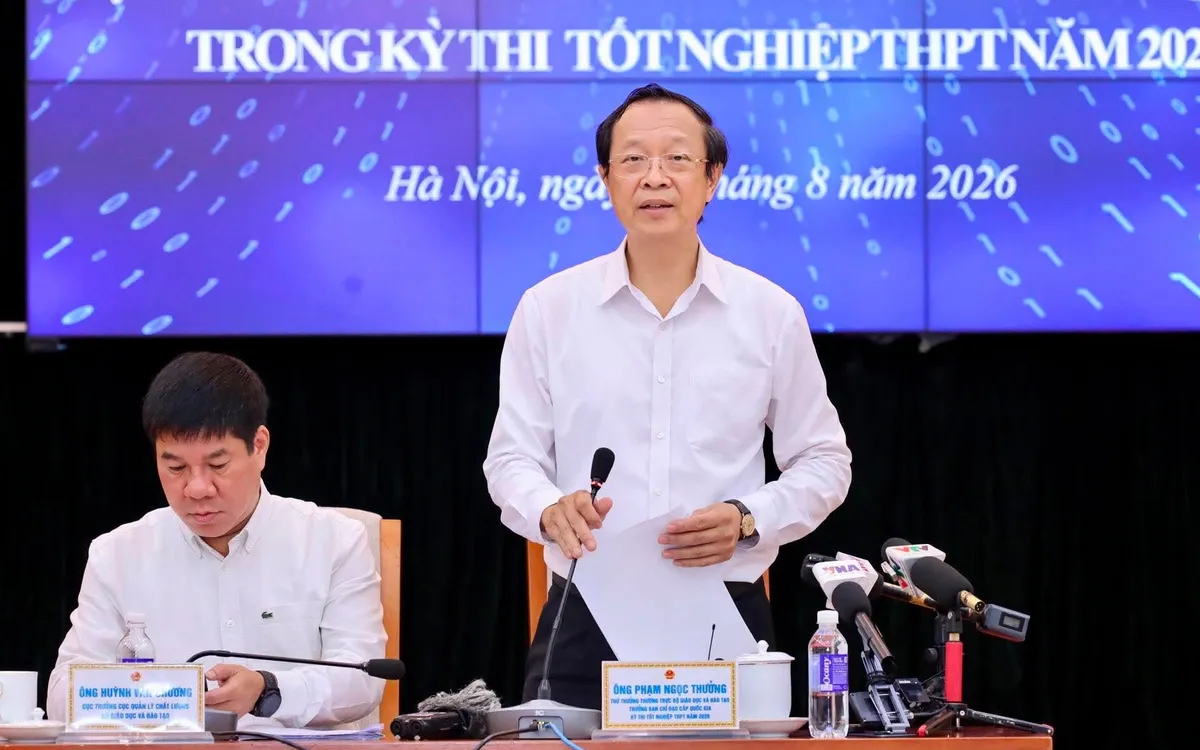 Thứ trưởng Bộ GD&ĐT Phạm Ngọc Thưởng chủ trì họp báo.