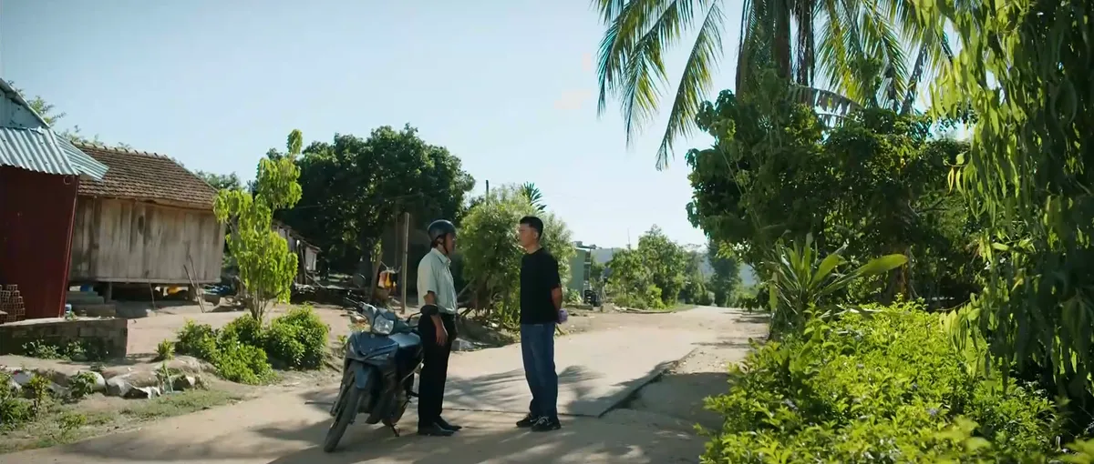 Trời cao nguyên xanh - Tập 19: Tuấn và Y Liên hóa giải hiểu lầm, ông Lok lộ rõ mưu đồ dùng tiền thao túng người dân- Ảnh 4.