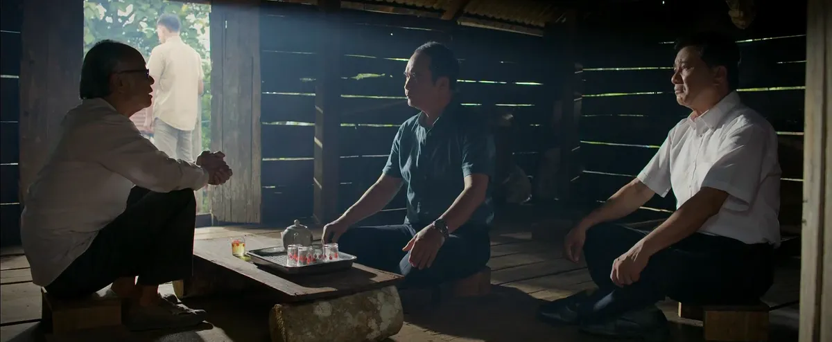 Trời cao nguyên xanh - Tập 19: Tuấn và Y Liên hóa giải hiểu lầm, ông Lok lộ rõ mưu đồ dùng tiền thao túng người dân- Ảnh 6.