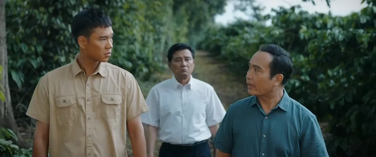 Trời cao nguyên xanh - Tập 19: Tuấn và Y Liên hóa giải hiểu lầm, ông Lok lộ rõ mưu đồ dùng tiền thao túng người dân- Ảnh 7.