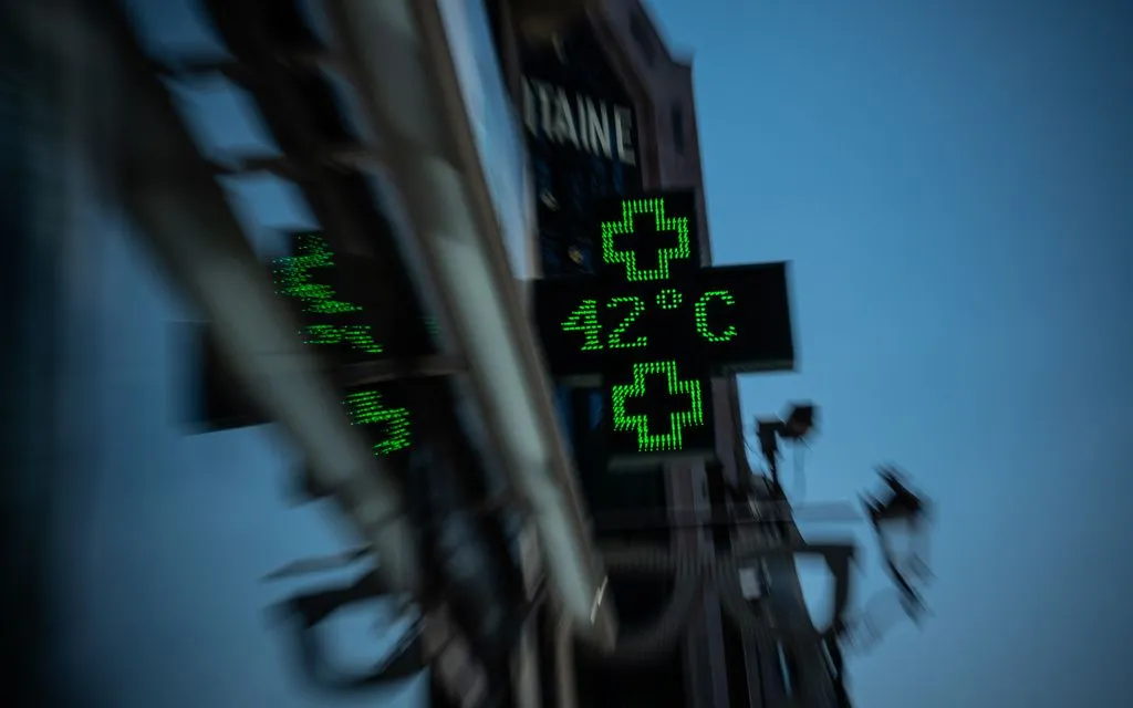 Bảng điện tử hiển thị nhiệt độ 42°C tại Paris, Pháp, ngày 29/7/2026. (Ảnh: AP/Aurelien Morissard)