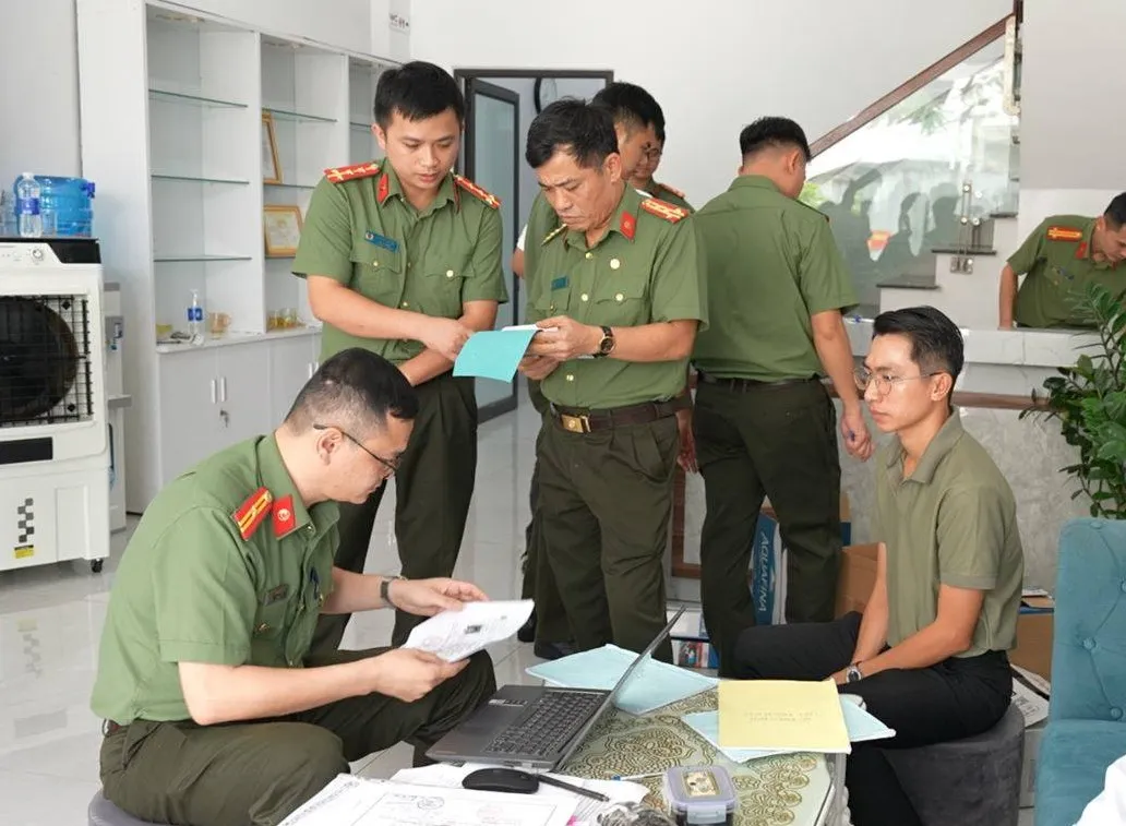 Khởi tố bác sĩ “dởm” điều hành phòng khám, lừa dối khách hàng hàng trăm triệu đồng - Ảnh 1.