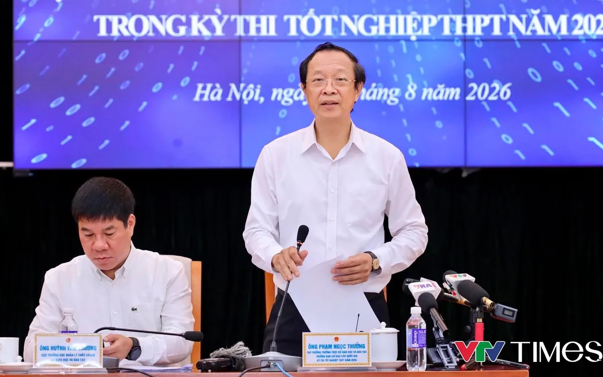 Thứ trưởng Bộ GD&ĐT Phạm Ngọc Thưởng chủ trì họp báo.