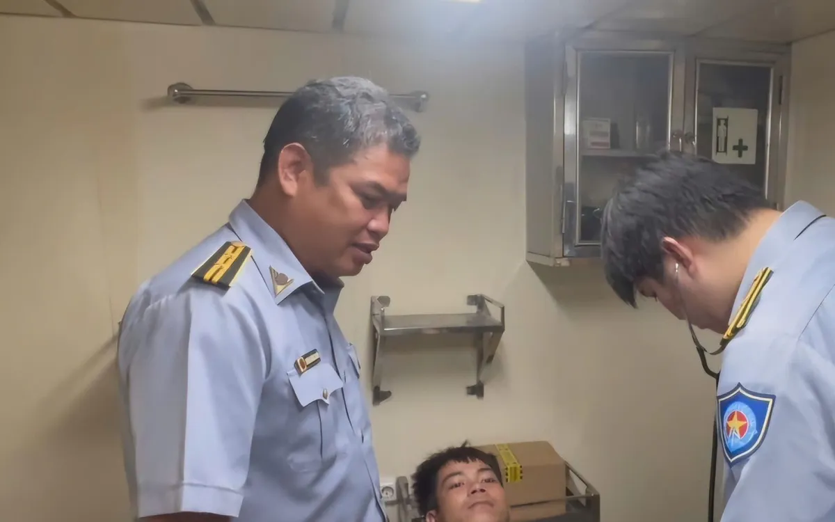 Kiểm tra, thăm khám cho ngư dân bị nạn.
