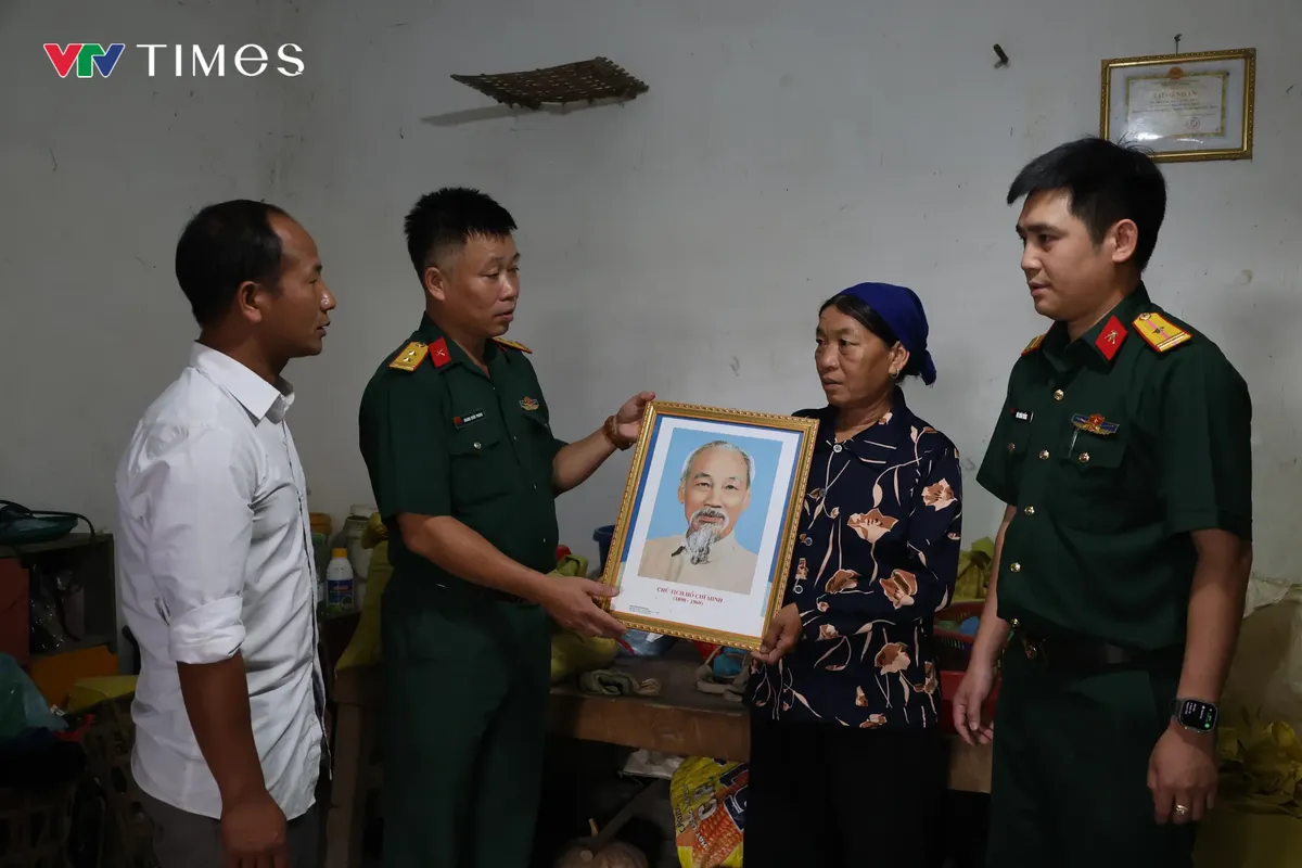Lai Châu: Đoàn Kinh tế - Quốc phòng 356 trao quà cho nhân dân vùng biên Sì Lở Lầu - Ảnh 2.