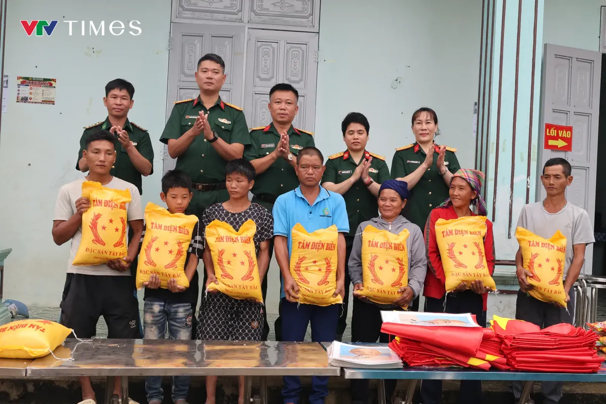 Lai Châu: Đoàn Kinh tế - Quốc phòng 356 trao quà cho nhân dân vùng biên Sì Lở Lầu - Ảnh 1.