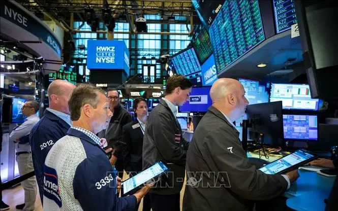 Giao dịch viên tại sàn chứng khoán New York, Mỹ. Ảnh: THX/TTXVN