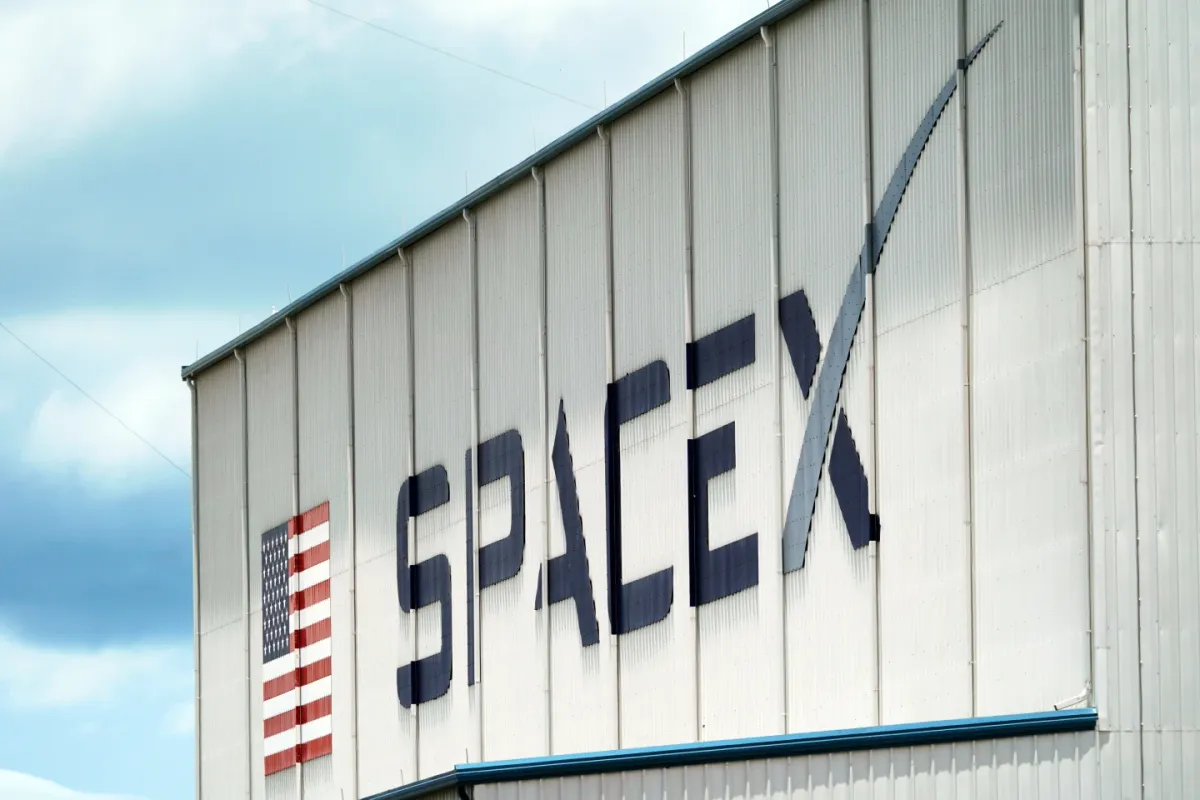 SpaceX tham vọng cạnh tranh với 3 nhà mạng lớn của Mỹ- Ảnh 1.