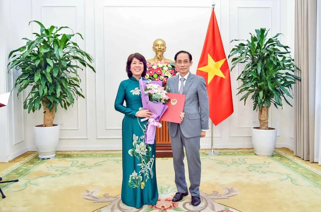 Thủ tướng bổ nhiệm 2 Thứ trưởng Bộ Ngoại giao - Ảnh 2.