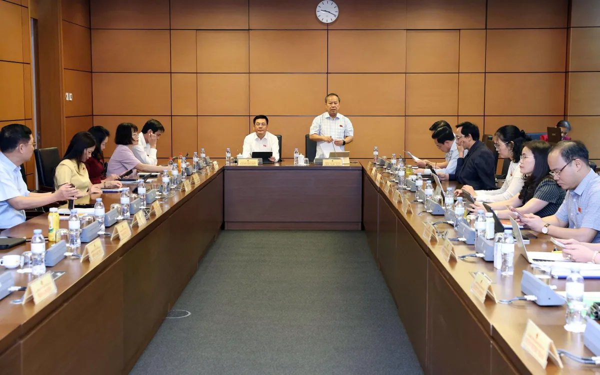 Quang cảnh thảo luận tại Tổ 5. Ảnh: BL