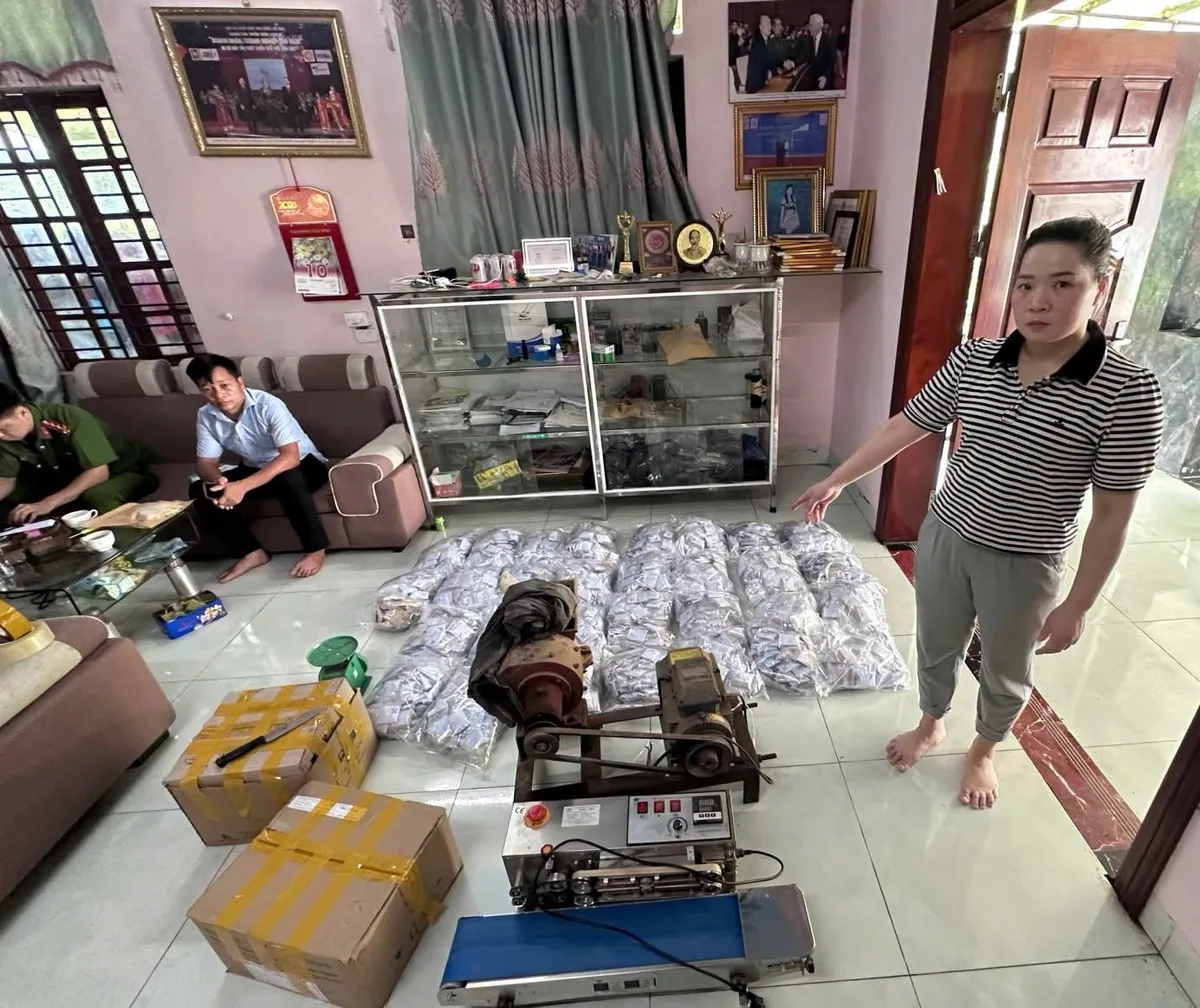 Pha thuốc tân dược vào thuốc Đông y gia truyền để bán cho người bệnh - Ảnh 1.