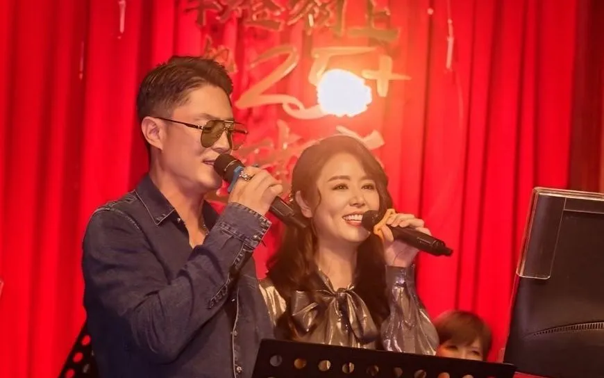 Cặp đôi yêu thích ca hát trong các buổi tiệc. (Ảnh: Facebook Rubylin0127)