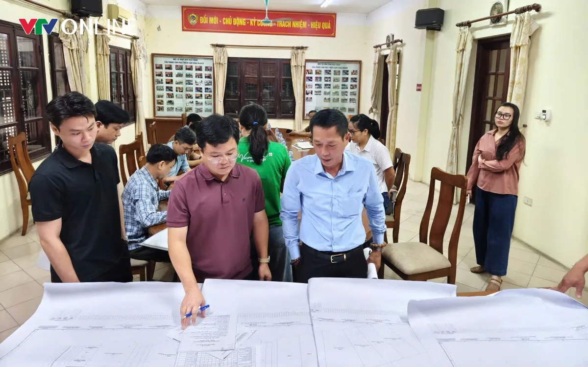 Cán bộ UBND xã Ngọc Hồi kiểm tra dữ liệu đất đai tại cơ sở. Ảnh: Nguyễn Văn