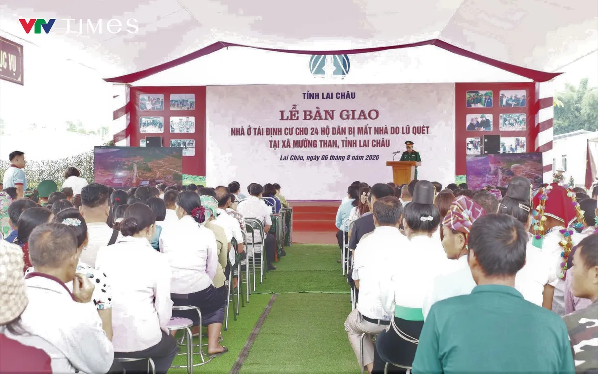 Bàn giao nhà ở tái định cư cho 24 hộ dân xã Mường Than. Ảnh: Anh Sơn
